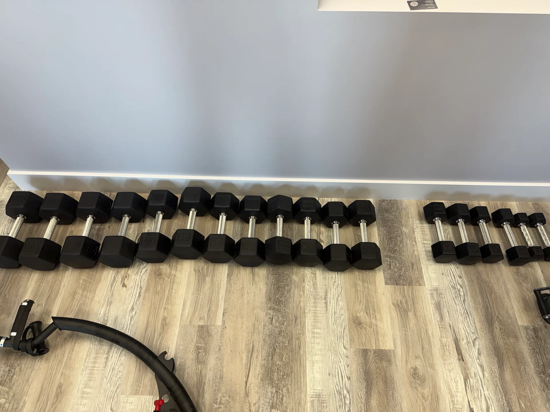 Multi-tier dumbbell wall with adjustable benches
