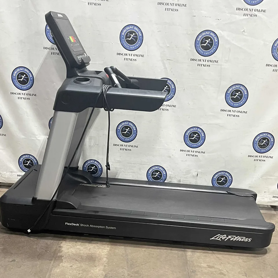 Life Fitness Integrity Series Treadmill w/C Console - U