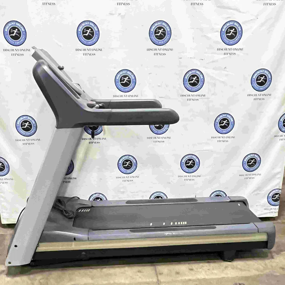 Precor TRM 833 Treadmill w/P30 Console - U