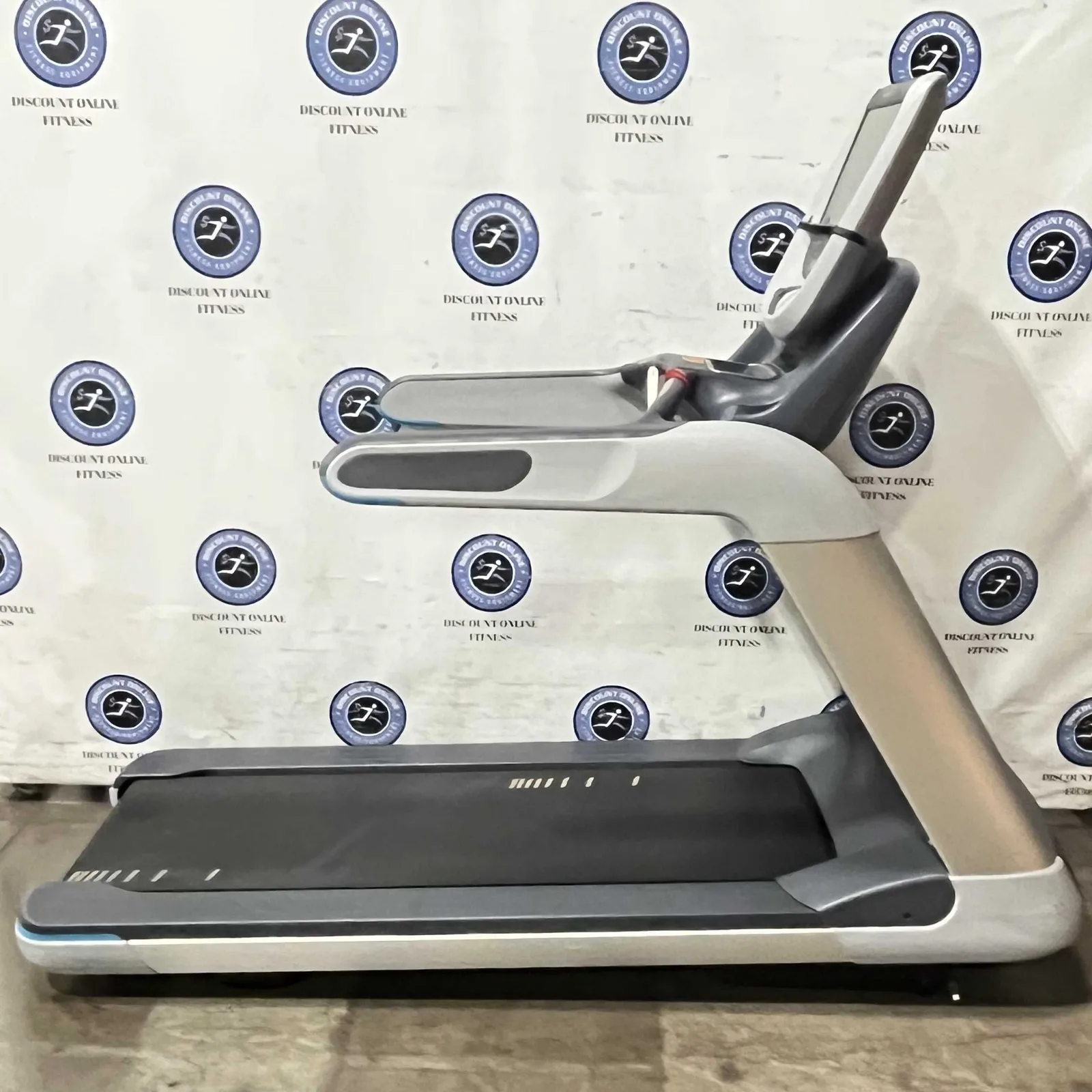 Precor TRM 885 Treadmill w/P80 Console - U