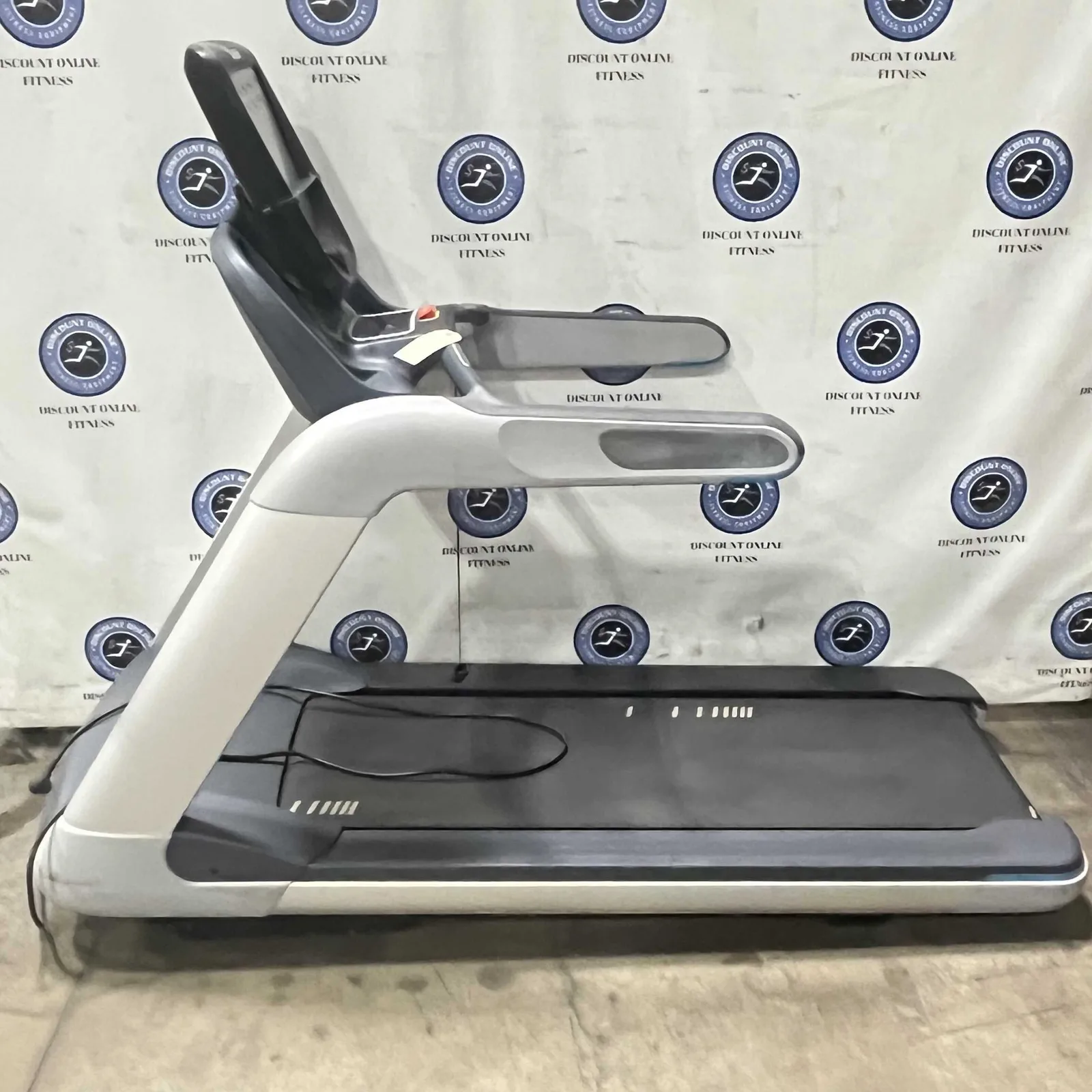 Precor TRM 885 Treadmill w/P82 Console - U